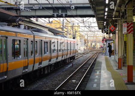 Nagoya, Japan - Dec 3, 2016. Ein Zug kommt von der JR-Station in Nagoya, Japan Nagoya viertgrößte Stadt in Japan ist, und eine der Nation große Econo Stockfoto