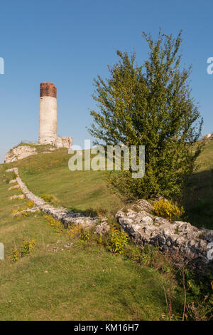 Ruinen und Überreste der mittelalterlichen Burg Olsztyn aus dem 14. Jahrhundert in der Nähe von Tschenstochau in weniger Schlesien Polen sitzen auf den Spuren der Eagles Nest Stockfoto