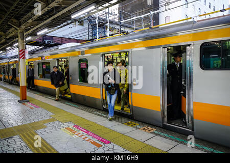 Nagoya, Japan - Dec 3, 2016. Ein lokaler Zug stoppt an der JR-Bahnhof in Nagoya, Japan Nagoya viertgrößte Stadt in Japan ist, und eine der Nation maj Stockfoto