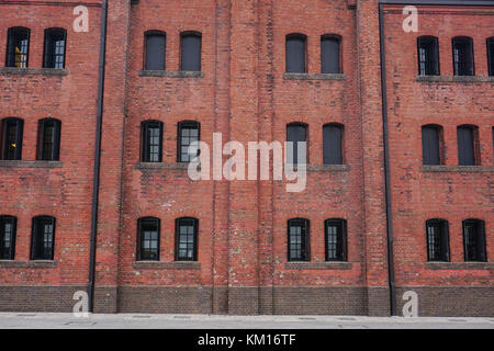 Windows auf Wand an der Red Brick Warehouse in Yokohama, Japan. Das Lagerhaus ist ein historisches Gebäude, das als Komplexes mit einem shoppi verwendet wird Stockfoto