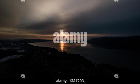 Farbenfroher Sonnenuntergang über dem Bielersee Stockfoto