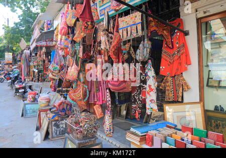 Ein Souvenirladen verkauft schöne Handwerk in Udaipur, Indien. Stockfoto