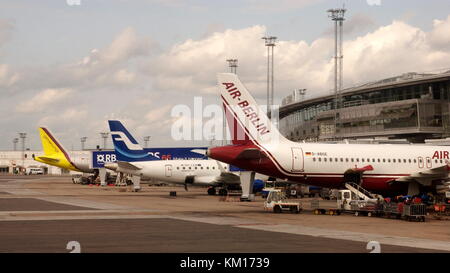 AJAXNETPHOTO. AUGUST 2008. - ARLANDA, SCHWEDEN. - TERMINAL-PARKPLATZ - Passagierflugzeuge am Flughafen Arlanda, Stockholm, Schweden. FOTO: JONATHAN EASTLAND/AJAX REF: 82008 1345 Stockfoto