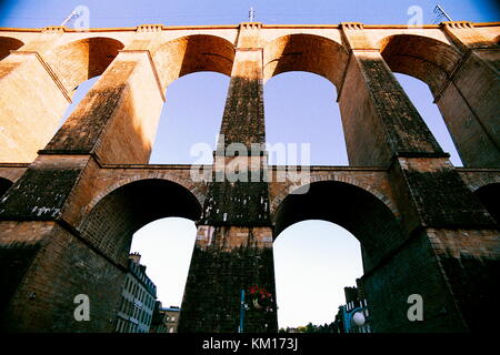 AJAXNETPHOTO. 2001. - MORLAIX, FRANKREICH. BERÜHMTES VIADUKT, DAS FÜR DEN TRANSPORT DER FRACHT ZUM MARINESTÜTZPUNKT IN BREST VERWENDET WIRD. FOTO: JONATHAN EASTLAND/AJAX. REF:CD546617C 1 20. Stockfoto