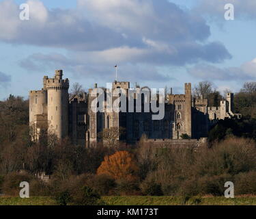 AJAXNETPHOTO. 2017. ARUNDEL, England. - Berühmte Schloss - ARUNDEL CASTLE, WEST SUSSEX, SITZ DER Herzog von Norfolk, MIT BLICK AUF DEN FLUSS ARUN. Errichtet AM ENDE DES 11. JAHRHUNDERTS VON ROGER DE MONTGOMERY, Earl of ARUNDEL. Foto: Jonathan Eastland/AJAX REF: GX 8173111 451 Stockfoto