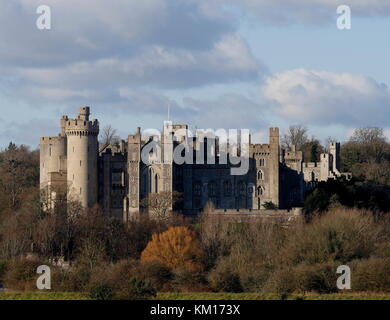 AJAXNETPHOTO. 2017. ARUNDEL, England. - Berühmte Schloss - ARUNDEL CASTLE, WEST SUSSEX, SITZ DER Herzog von Norfolk, MIT BLICK AUF DEN FLUSS ARUN. Errichtet AM ENDE DES 11. JAHRHUNDERTS VON ROGER DE MONTGOMERY, Earl of ARUNDEL. Foto: Jonathan Eastland/AJAX REF: GX 8173111 460 Stockfoto