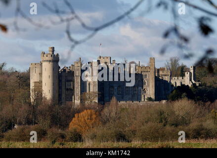 AJAXNETPHOTO. 2017. ARUNDEL, England. - Berühmte Schloss - ARUNDEL CASTLE, WEST SUSSEX, SITZ DER Herzog von Norfolk, MIT BLICK AUF DEN FLUSS ARUN. Errichtet AM ENDE DES 11. JAHRHUNDERTS VON ROGER DE MONTGOMERY, Earl of ARUNDEL. Foto: Jonathan Eastland/AJAX REF: GX 8173111 471 Stockfoto