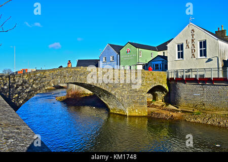 Die alte Brücke über den Fluss Ogmore, Bridgend. Dating aus der Zeit um 1425 und 2005 restauriert Es ist Grad II * aufgeführt und ist eine geplante Alten Denkmal, Stockfoto