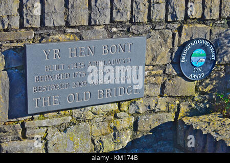 Wall Plaque relevante Daten der Bau und die Erneuerung der Alten Brücke über den Fluss Ogmore in Bridgend, Südwales Stockfoto