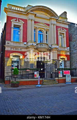 Carnegie House, Bridgend. Im Jahre 1907 als Bibliothek mit einem substanziellen Beitrag von £ 2000 von Andrew Carnegie der Scottish - amerikanische Philanthrop gebaut. Stockfoto