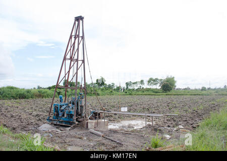 Wasser Bohrinseln, Konzept Bild mit der Trockenheit. Stockfoto