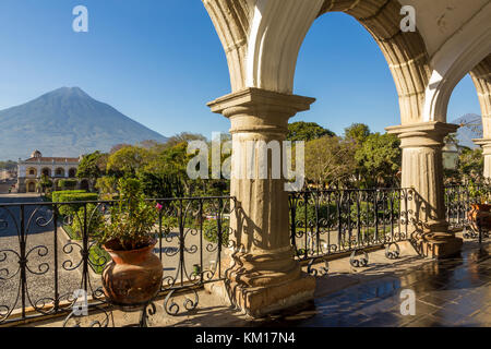 Blick vom Rathaus über den Hauptplatz und den Vulkan Agua Antigua Guatemala Stockfoto