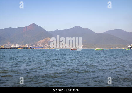 Downtown Sao Sebastiao Meer mit ilhabela auf Hintergrund - Sao Sebastiao, Sao Paulo, Brasilien Stockfoto