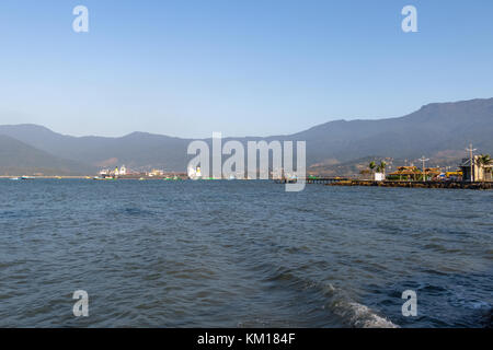 Downtown Sao Sebastiao Meer mit ilhabela auf Hintergrund - Sao Sebastiao, Sao Paulo, Brasilien Stockfoto