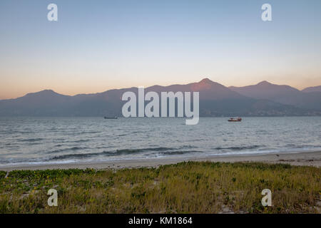 Downtown Sao Sebastiao Strand mit ilhabela auf Hintergrund - Sao Sebastiao, Sao Paulo, Brasilien Stockfoto