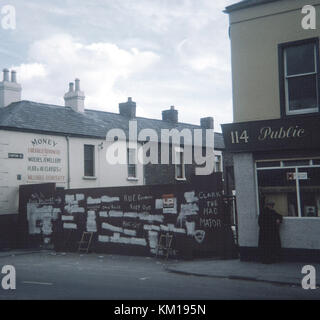 Barrikaden auf panton Straße, am Rande der katholischen Gebieten aus protestantischen Loyalisten Angriff auf der Falls Road in West Belfast auf der Höhe des nordirischen Unruhen im August 1969 zu schützen. Die barrikade umfasst Graffiti über James Chichester clark Premierminister von Nordirland und Leiter der Ulster Unionist Party in der Zeit Stockfoto