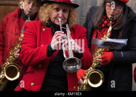 Cumbrian Street Band 'blast Furness' unterhalten das Publikum auf der Royal Mile in Edinburgh Schottland 3.12.17 Stockfoto