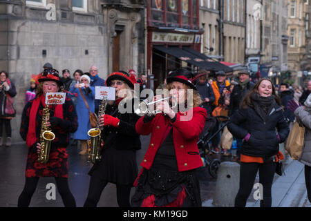 Die Cumbrian Street Band „Blast Furness“ unterhält die Menge auf der Royal Mile Edinburgh Scotland 3.12.17 Stockfoto