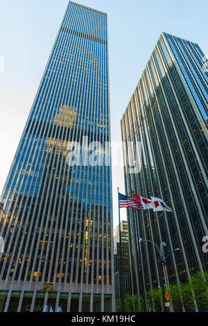 New York, USA - Mai 6, 2015: Bottom-up-Sicht der Exxon- und Time-life-Gebäude in Midtown Manhattan, New York, NYC, USA Stockfoto