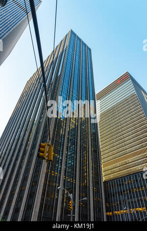 New York, USA - Mai 6, 2015: Bottom-up-Sicht auf Zeit - Leben und Ampeln in Midtown Manhattan, New York, NYC, USA Stockfoto