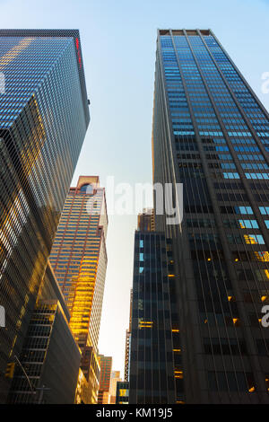 New York, USA - Mai 6, 2015: Bottom-up-Sicht auf Zeit - Leben und UBS-Gebäude in Midtown Manhattan, New York, NYC, USA. bei Sonnenuntergang Stockfoto