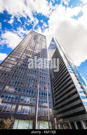 New York, USA - Mai 6, 2015: Bottom-up-Sicht auf Exxon und Zeit - leben Gebäude in Midtown Manhattan, New York, NYC, USA Stockfoto