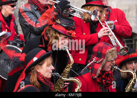 Die Cumbrian Street Band „Blast Furness“ unterhält die Menge auf der Royal Mile Edinburgh Scotland 3.12.17 Stockfoto