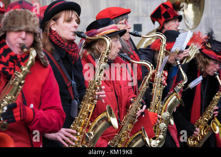 Die Cumbrian Street Band „Blast Furness“ unterhält die Menge auf der Royal Mile Edinburgh Scotland 3.12.17 Stockfoto