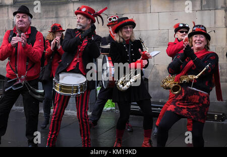 Cumbrian Street Band 'blast Furness' unterhalten das Publikum auf der Royal Mile in Edinburgh Schottland 3.12.17 Stockfoto