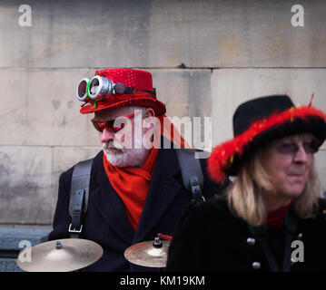 Die Cumbrian Street Band „Blast Furness“ unterhält die Menge auf der Royal Mile Edinburgh Scotland 3.12.17 Stockfoto