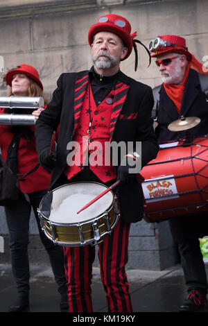 Die Cumbrian Street Band „Blast Furness“ unterhält die Menge auf der Royal Mile Edinburgh Scotland 3.12.17 Stockfoto