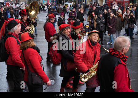 Die Cumbrian Street Band „Blast Furness“ unterhält die Menge auf der Royal Mile Edinburgh Scotland 3.12.17 Stockfoto