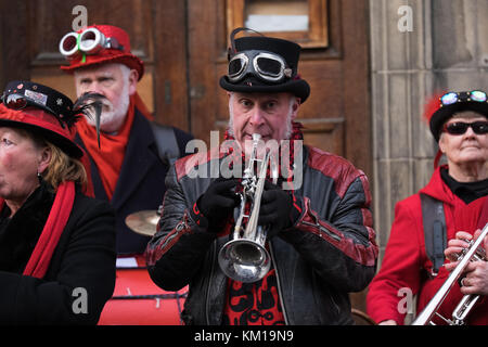 Die Cumbrian Street Band „Blast Furness“ unterhält die Menge auf der Royal Mile Edinburgh Scotland 3.12.17 Stockfoto