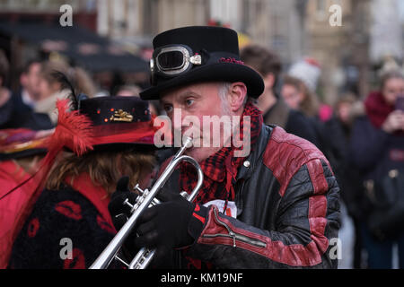 Die Cumbrian Street Band „Blast Furness“ unterhält die Menge auf der Royal Mile Edinburgh Scotland 3.12.17 Stockfoto