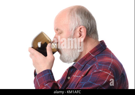 Ältere Menschen trinken aus dem Becher, isoliert auf weißem Stockfoto