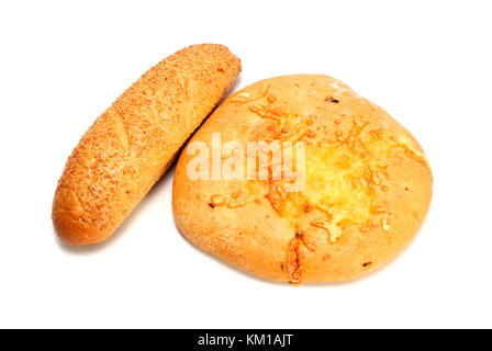 Französisches Baguette und runde, flache Brot mit Käse auf Weiß isoliert Stockfoto