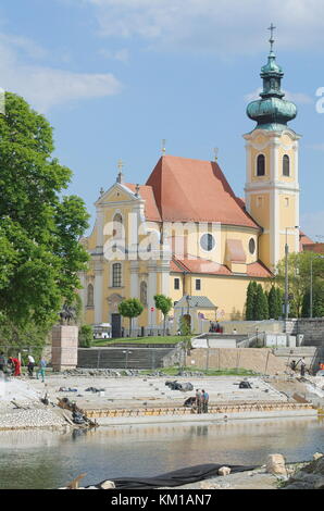 Karmeliterkirche neben dem Fluss Raba Bank in Györ Stadt Stockfoto