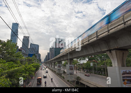 Ein Mono Rail Sky Train von Bangkok verwischt Vergangenheit auf dem Weg zum mahanakhon Hochhaus Gebäude in der silom/sathon central business district in Bangkok, Stockfoto