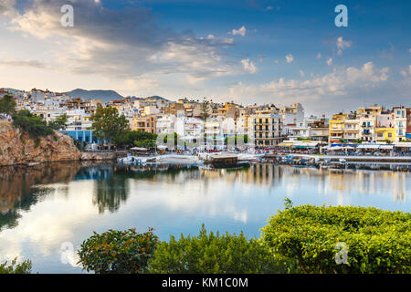 Agios Nikolaos, Kreta, Griechenland - Juni 08, 2017: in Agios Nikolaos im Sommer am Nachmittag. Agios Nikolaos ist eine der wichtigsten touristischen Städte auf Kreta ist Stockfoto