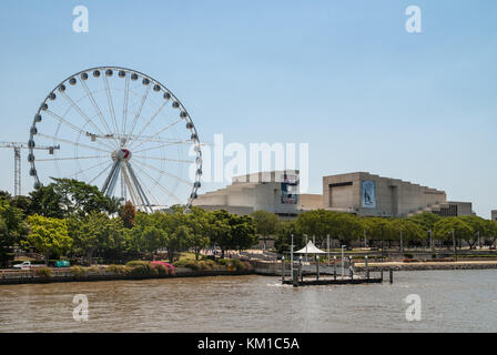 Brisbane, Australien - 8. Dezember 2009: Riesenrad Neben performing arts rall Zentrum entlang des Flusses unter Licht blauer Himmel. Lyric Theatre perfo Stockfoto