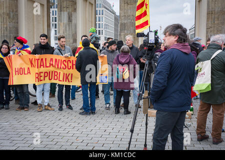 Katalanische Unabhängigkeit Demonstranten stehen als Gruppe vor dem Brandenburger Tor auf einer kalten und windigen Morgen in Berlin, 18. Oktober 2017. Stockfoto