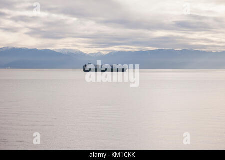 Frachtschiff der Juan de Fuca Strait, Victoria BC Kanada Stockfoto