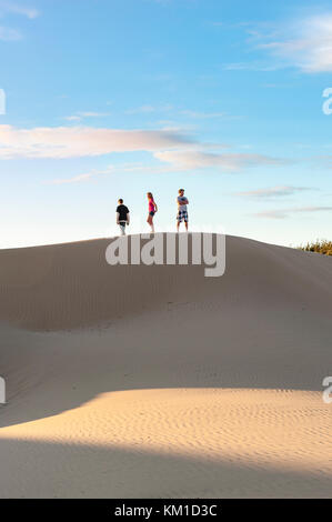 Drei Teens Wandern am Rand der Dünen im Oceano Dunes State Vehicular Erholungsgebiet, Oceano Dünen Naturpark, Kalifornien, USA. Stockfoto