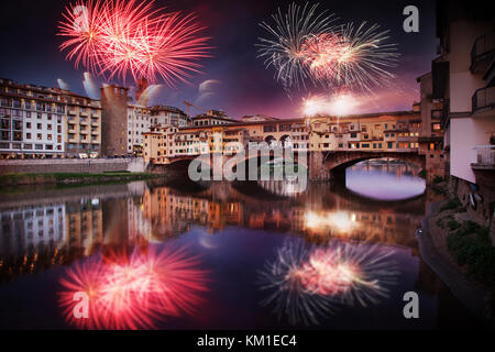 Feiern Silvester in Florenz, Italien - die explosiven Feuerwerk um Ponte Vecchio über den Arno Stockfoto
