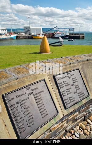 Denkmal an der Greencastle Fischerhafen, Halbinsel Inishowen, County Donegal, Irland. Listen inishowen Matrosen auf See verloren. Stockfoto