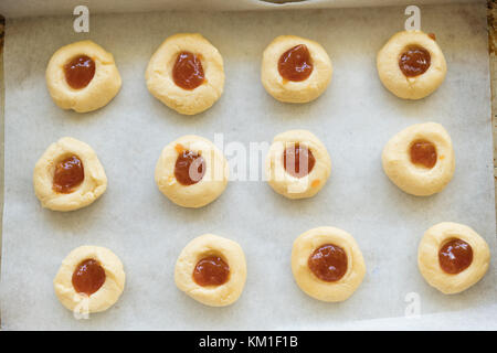 Nahaufnahme des Cookies auf dem Backblech im Backofen zu gehen Stockfoto