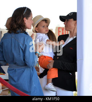 MIAMI BEACH, FL - APRIL 09: (EXKLUSIVE ABDECKUNG) Georgina Bloomberg und Sohn Jasper Bloomberg bei der Longines Global Champions Tour in Miami Beach. Georgina Leigh Bloomberg ist die jüngere Tochter des ehemaligen New Yorker Bürgermeisters und Milliardärs Michael Bloomberg und Susan Brown am 9. April 2016 in Miami Beach, Florida. Personen: Georgina Bloomberg, Jasper Bloomberg Stockfoto