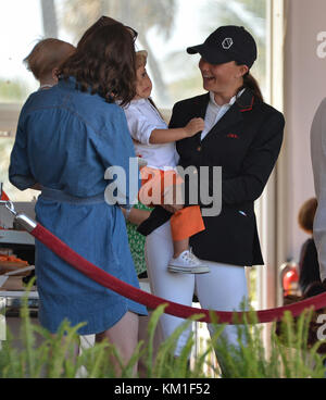 MIAMI BEACH, FL - APRIL 09: (EXKLUSIVE ABDECKUNG) Georgina Bloomberg und Sohn Jasper Bloomberg bei der Longines Global Champions Tour in Miami Beach. Georgina Leigh Bloomberg ist die jüngere Tochter des ehemaligen New Yorker Bürgermeisters und Milliardärs Michael Bloomberg und Susan Brown am 9. April 2016 in Miami Beach, Florida. Personen: Georgina Bloomberg, Jasper Bloomberg Stockfoto