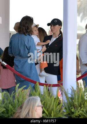 MIAMI BEACH, FL - APRIL 09: (EXKLUSIVE ABDECKUNG) Georgina Bloomberg und Sohn Jasper Bloomberg bei der Longines Global Champions Tour in Miami Beach. Georgina Leigh Bloomberg ist die jüngere Tochter des ehemaligen New Yorker Bürgermeisters und Milliardärs Michael Bloomberg und Susan Brown am 9. April 2016 in Miami Beach, Florida. Personen: Georgina Bloomberg, Jasper Bloomberg Stockfoto