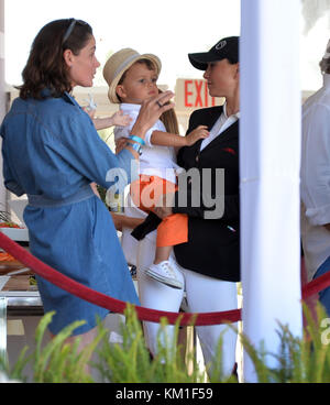 MIAMI BEACH, FL - APRIL 09: (EXKLUSIVE ABDECKUNG) Georgina Bloomberg und Sohn Jasper Bloomberg bei der Longines Global Champions Tour in Miami Beach. Georgina Leigh Bloomberg ist die jüngere Tochter des ehemaligen New Yorker Bürgermeisters und Milliardärs Michael Bloomberg und Susan Brown am 9. April 2016 in Miami Beach, Florida. Personen: Georgina Bloomberg, Jasper Bloomberg Stockfoto